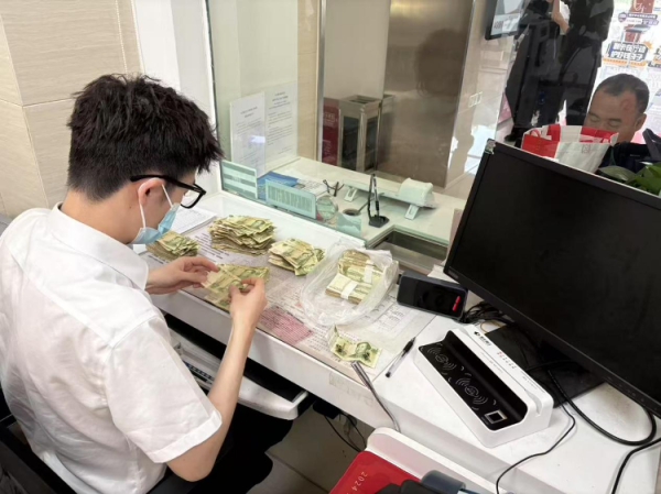 诚信双盈配资 恒运·营丰丨恒丰银行临沂分行：现金服务暖心，社区普知惠民