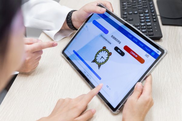 盈远期策略 阿尔茨海默病早筛：如何在症状出现前十年锁定风险